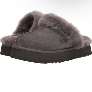 NWT gray women ugg slippers/shoes! Never wore. Mint condition ✅🤩